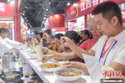 农历大全“嗦粉”经济火热 中国多地“食力”出圈