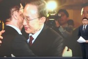 农历大全李明博、朴槿惠给金文洙打气 鼓励其争取赢得韩国大选