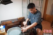 农历大全成都“90后”小伙“十年磨一剑”：从爱好者到守艺人 传播中国文化