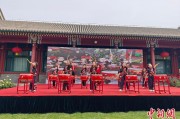 农历大全中外儿童在北京宋庆龄故居庆祝“六一”国际儿童节