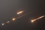 农历大全伊朗以导弹齐射回应以色列的大规模袭击