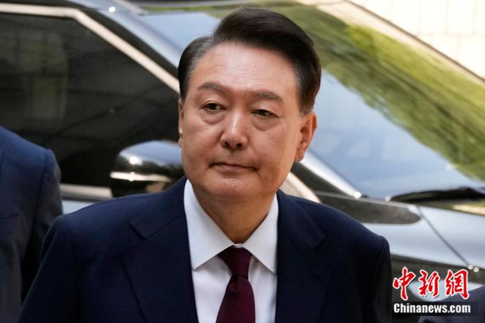 当地时间2025年(😸)5月12日，韩国首尔，因被控策划叛乱而受到审判的前总统尹锡悦抵达首尔中央(💈)地方法院。图/视觉中国